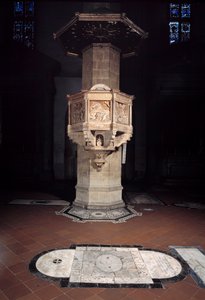Prekestol i marmor av Benedetto da Maiano