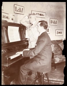 Kyrle Bellew og venn ved pianoet i Bellew