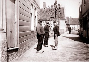 Menn i tradisjonell drakt, Broek, Nederland, 1898.
